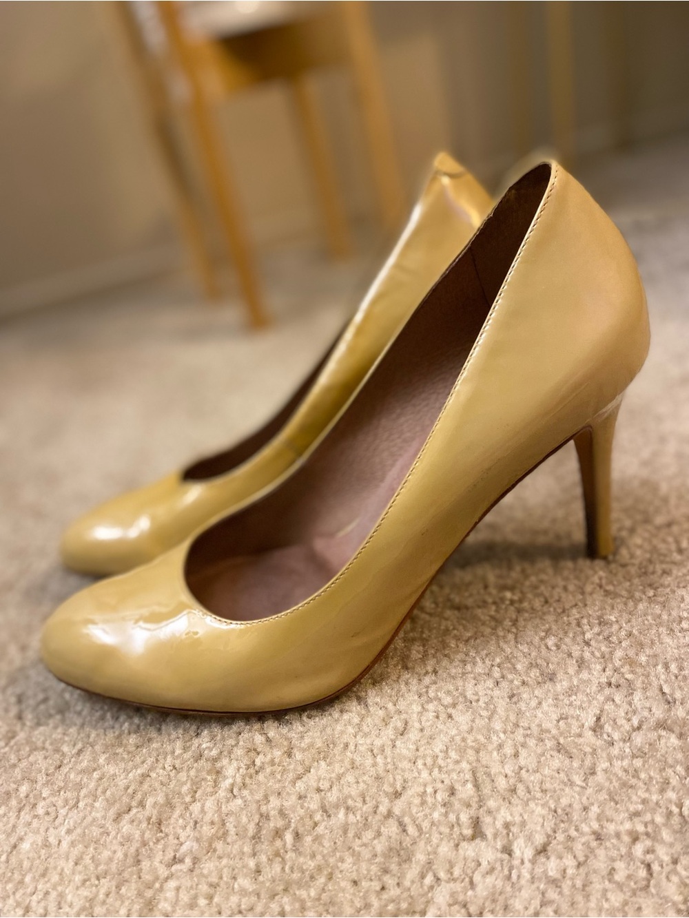 Nude/gold leather pump